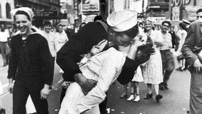 Ikonický snímek líbajícího se páru při oslavách konce druhé světové války.