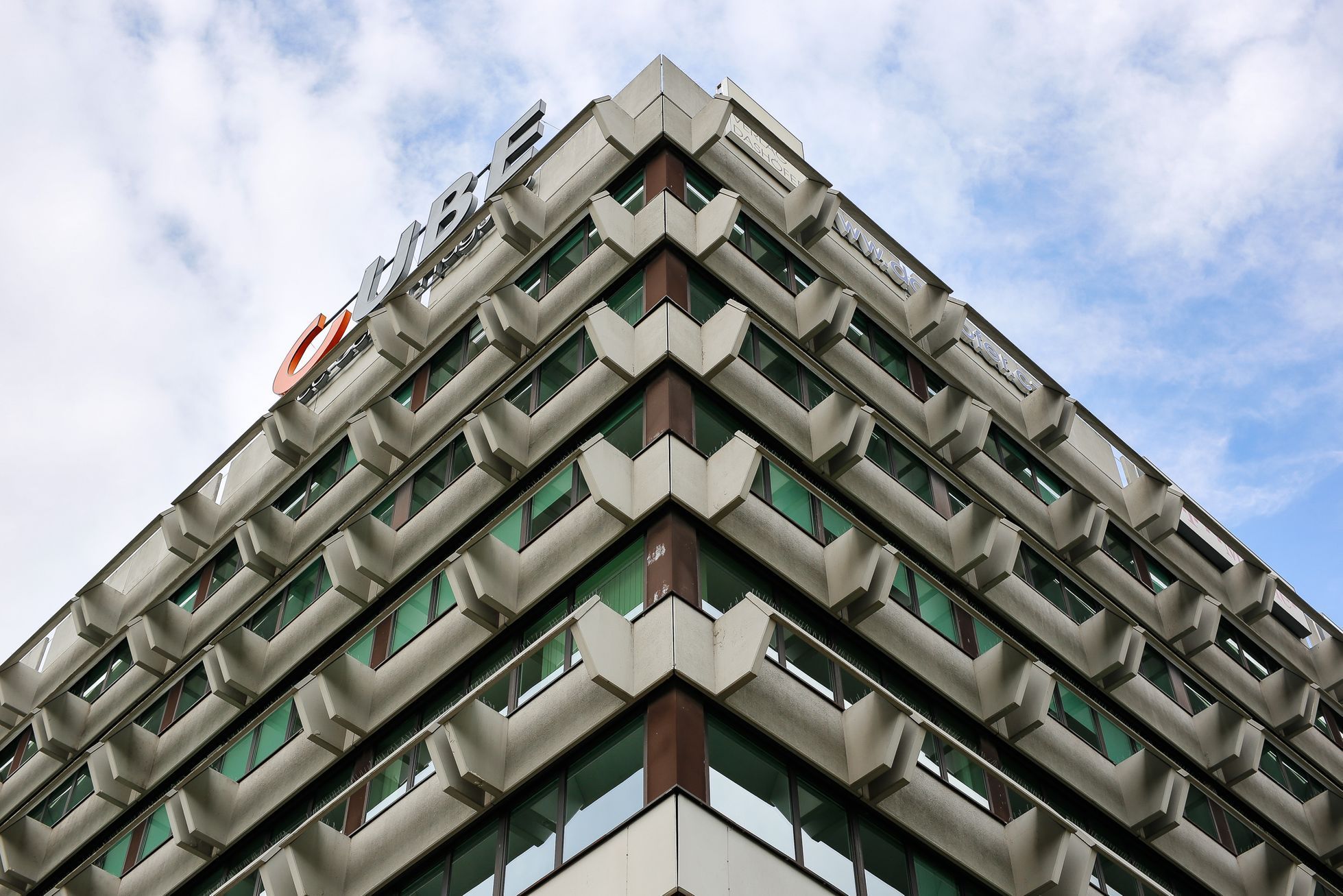 Cube - budova v Dejvicích, prohlídka Nejošklivější architektura Prahy, brutalismus