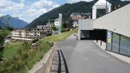 Dorfbahn Serfaus je nevšední nejen díky rekordně malé délce, ale i malebnému prostředí. Ze zastávek se můžete kochat horskými panoramaty, cestou na metro podrbat koně v ohradě.