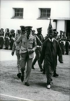 Marocký ministr obrany Mohamed Oufkir a král Hasan II. v létě 1971. Rok nato se ministr pokusil krále svrhnout.