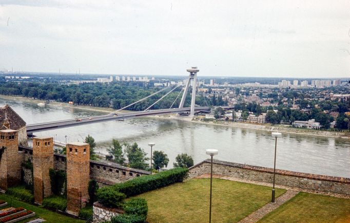 Pohled z Bratislavského hradu na slovenskou metropoli a Most Slovenského národního povstání v roce 1980