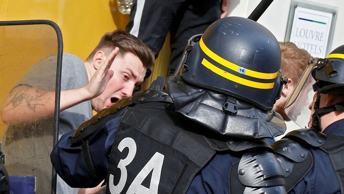 Policisté v Lille zasahují proti anglickým fanouškům