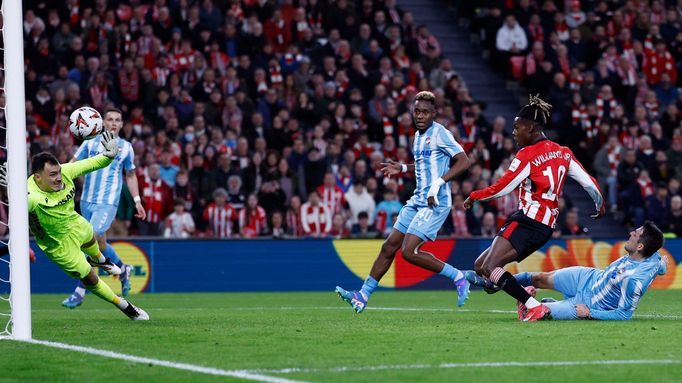 Nico Williams střílí první gól do sítě Plzně