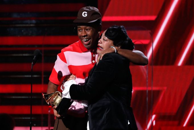 Svou první Grammy za nejlepší rapové album získal osmadvacetiletý Tyler, the Creator. A přišel si pro ni s matkou. "Odvedla jsi skvělou práci, že's mě vychovala," řekl.