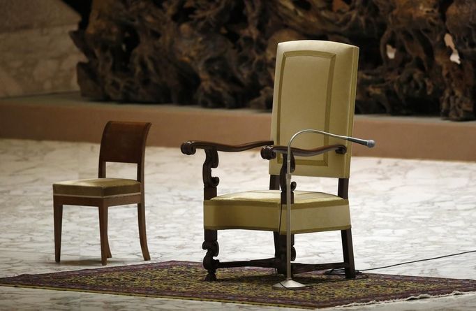 An empty papal throne lies in the Vatican's Paul VI hall before Pope Benedict XVI's Wednesday general audience February 13, 2013.