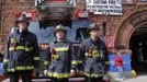 Boston Firefighters prepare to observe a moment of silence for the victims of the Boston Marathon bombings marking a week to the day of the bombings at a memorial on Boylston Street in Boston, Massachusetts April 22, 2013. REUTERS/Jessica Rinaldi (UNITED STATES - Tags: CRIME LAW CIVIL UNREST) Published: Dub. 22, 2013, 7:57 odp.