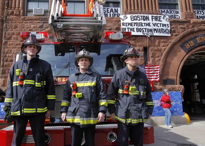 Boston Firefighters prepare to observe a moment of silence for the victims of the Boston Marathon bombings marking a week to the day of the bombings at a memorial on Boylston Street in Boston, Massachusetts April 22, 2013. REUTERS/Jessica Rinaldi (UNITED STATES - Tags: CRIME LAW CIVIL UNREST) Published: Dub. 22, 2013, 7:57 odp.