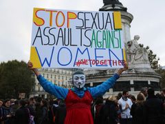 Demonstrace na podporu sexuálně obtěžovaných v Paříži, říjen 2017.