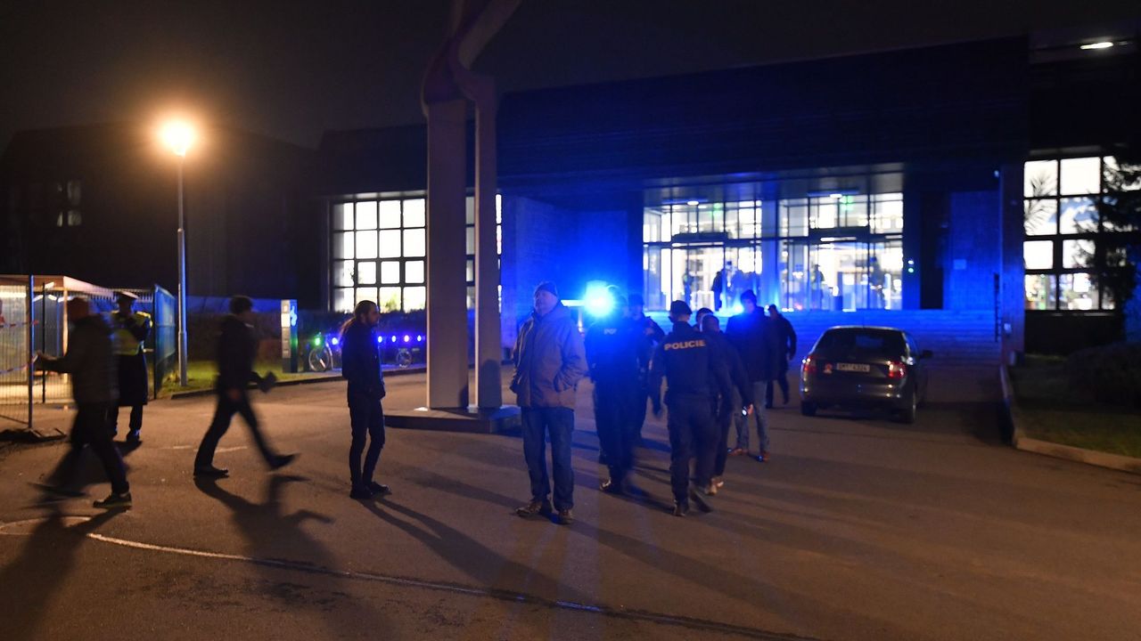 Střelba na plzeňské univerzitě se zatím nepotvrdila, policie prohledává budovy