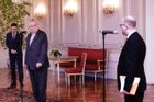 Premiér Bohuslav Sobotka se sešel s prezidentem Milošem Zemanem na Hradě kvůli demisi vlády.