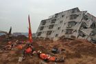Sesuv umělého kopce v Číně. Hlína a suť zavalily tři desítky domů, pohřešuje se téměř 100 lidí