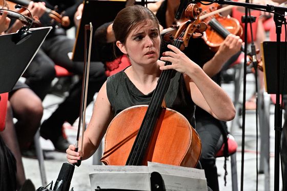 Séverine Ballonová (na snímku) zahrála zvukovou báseň pro violoncello a orchestr od Chayi Czernowinové.