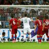 Cristiano Ronaldo střílí gól v utkání Česko - Portugalsko ve čtvrtfinále Eura 2012.
