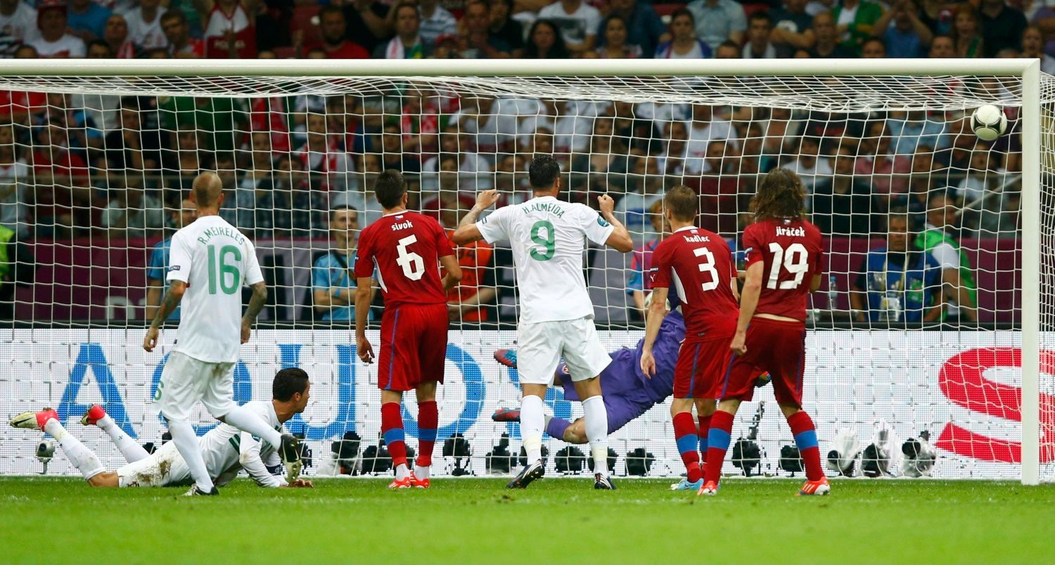 Cristiano Ronaldo střílí gól v utkání Česko - Portugalsko ve čtvrtfinále Eura 2012.