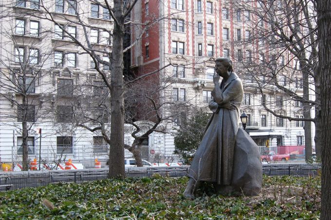 Socha Eleanor Rooseveltové na Manhattanu.