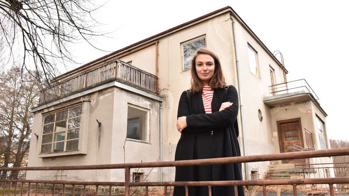Dívka se snaží zachránit unikátní dům v Prachaticích. Město z něj radši udělalo sklad