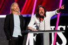 Taylor Hawkins a Dave Grohl z kapely Foo Fighters uváděli do Rockandrollové síně slávy kanadskou kapelu Rush