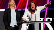 Taylor Hawkins a Dave Grohl z kapely Foo Fighters uváděli do Rockandrollové síně slávy kanadskou kapelu Rush