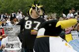 Další z příznivců Penguins je zase vybaven replikou Stanley Cupu.