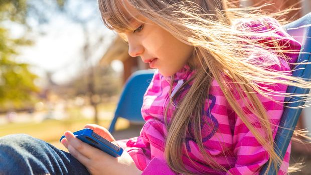 Příběh malé hrdinky: Chtěl nahou fotku po osmileté školačce, policie ho odhalila