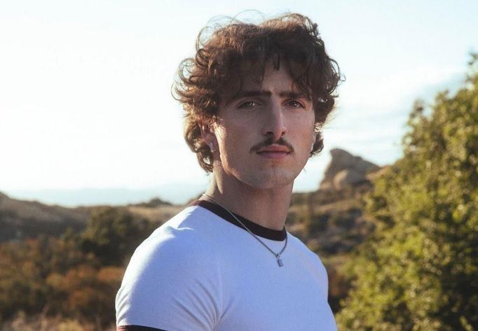 Americký zpěvák a textař Benson Boone.