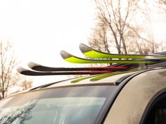 V Rakousku nemusíte nutně vozit lyžařské vybavení na střeše, ale v autě ho bezpečně uložte. 