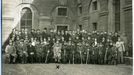 Skupinová fotografie na dvoře Invalidovny