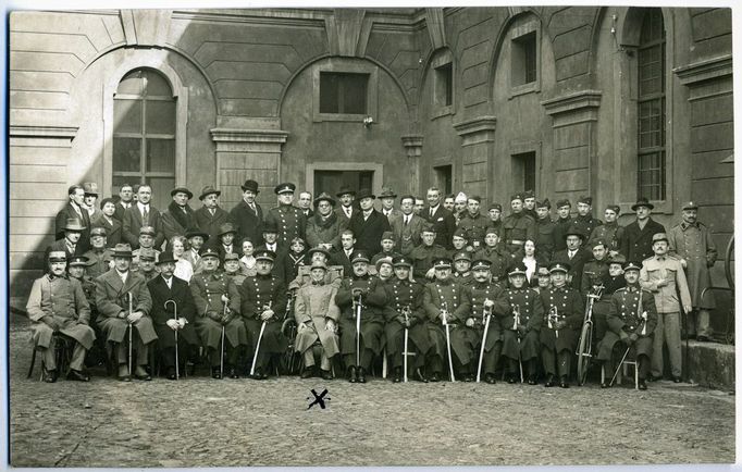 Skupinová fotografie na dvoře Invalidovny