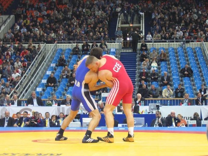 Marek Švec v akci (v červeném).