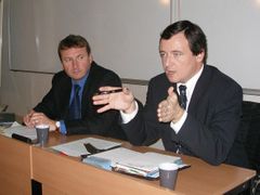 Šéf LOK Milan Kubek s ministrem zdravotnictví Davidem Rathem.