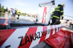 Požár zničil na Vsetínsku přístřešek i úly, majitel skončil s popáleninami v nemocnici