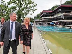 Alena Schillerová coby ministryně financí při otevření střešního bazénu hotelu Thermal v srpnu 2021.