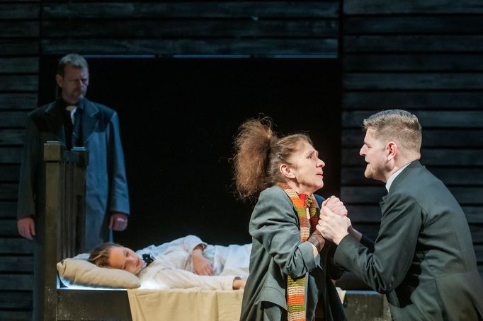 Vepředu jsou Jana Kubátová jako Tituba a Marek Mikulášek coby Ctihodný kněz John Hale, vzadu vlevo Martin Stránský v roli Thomase Putnama.