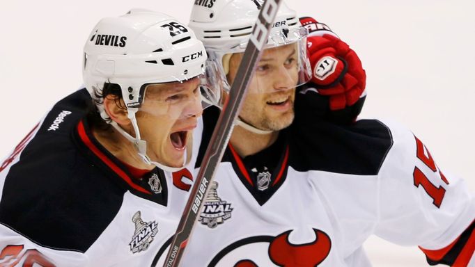 Patrik Eliáš a Petr Sýkora z New Jersey Devils slaví gól v síti Jonathana Quicka z Los Angeles Kings