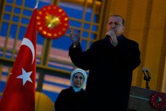 Erdogan slíbil potrestat strůjce loňského puče. I přes kritiku EU chce obnovit trest smrti