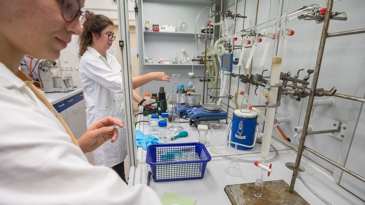 Česko přichází o mladé vědce. Univerzity jim málo platí, přivydělávají si za kasou; Zdroj foto: Jakub Plíhal