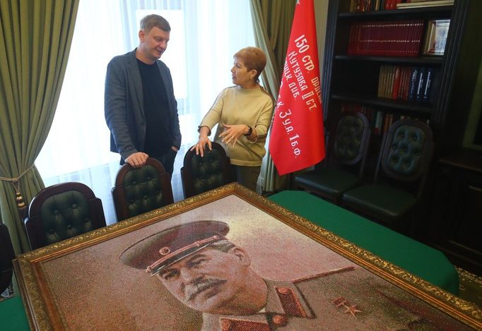 Portrét sovětského vůdce Josifa Stalina, který ze 130 000 korálků zhotovil Rus Anton Kiseljov pro  Státní panoramatické muzeum Stalingradské bitvy ve Volgogradu. 2023