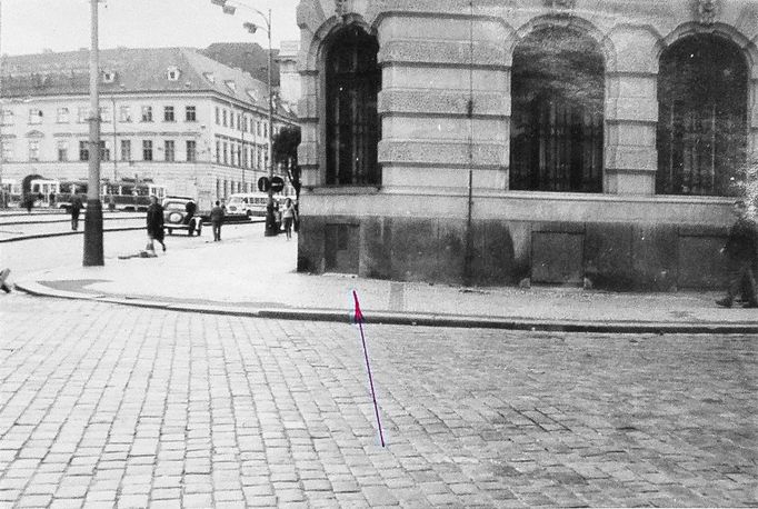 Fotoreprodukce dobového policejního vyšetřovacího spisu k srpnovým událostem v roce 1969.