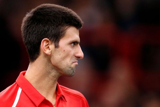 Srbský tenista Novak Djokovič v utkání s Američanem Samem Querreym v pařížském turnaji Masters 2012.