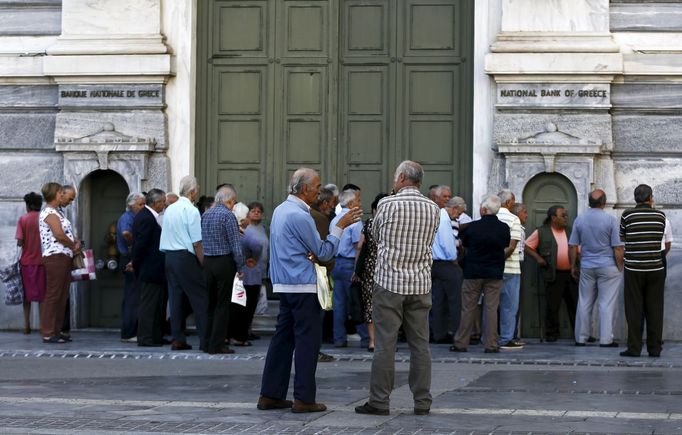 Řekové, povětšinou penzisté, před pobočkou centrální banky v Aténách.