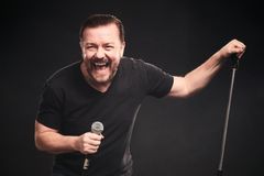 Ricky Gervais rozbije mýty o nadpřirozenu. Se stand-upem poprvé vystoupí v Praze