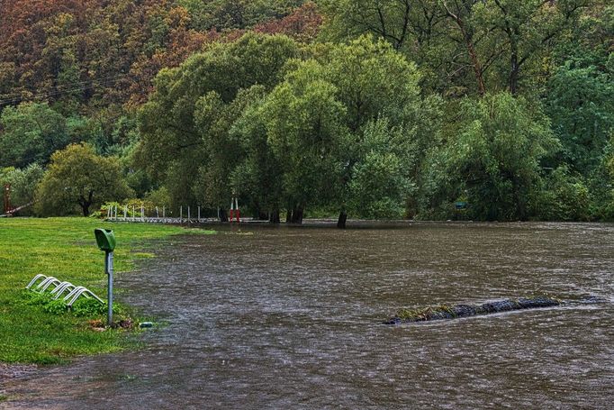 Rozvodněná řeka Jihlava v rekreační oblasti Stříbský Mlýn u Ivančic na Brněnsku.