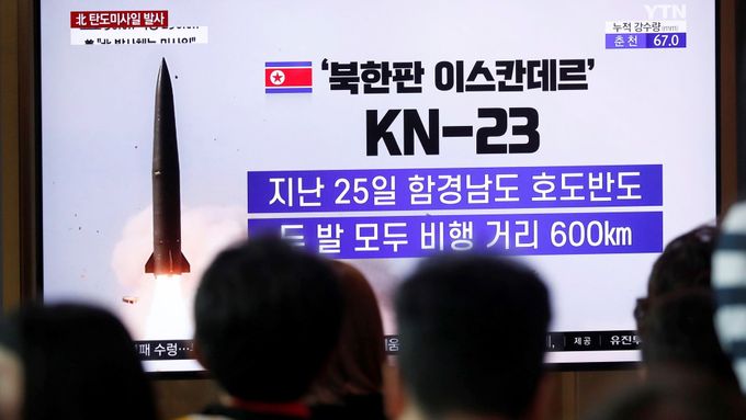 Jihokorejci sledují v Soulu televizní vysílání informující o dalším testu raket severními sousedy.