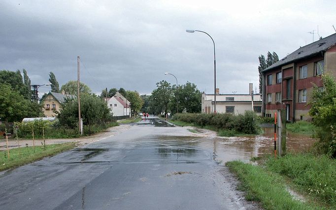 Rozvodněná Chomutovka v obci Udlice (12. 8. 2002)