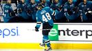 Tomáš Hertl ze San José po brance do sítě Ottawy v NHL