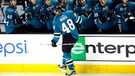 Designovaný Jágrův nástupce Tomáš Hertl sice trochu slevil ze svého ďábelského tempa, kterým vlétl do své první sezony v NHL, ale i tak má na kontě ve čtvrtině soutěže 18 bodů (12+6) a v bodování českých hokejistů mu patří druhé místo. V říjnu byl navíc vyhlášen nováčkem měsíce.