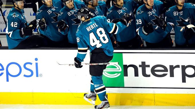 Tomáš Hertl ze San José po brance do sítě Ottawy v NHL