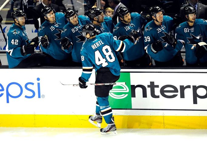 Tomáš Hertl ze San José po brance do sítě Ottawy v NHL