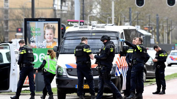 Policie zadržela kvůli útoku v Utrechtu dalšího muže, mohl mít podíl na střelbě