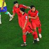 Korejci slaví gól v osmifinále MS 2022 Brazílie - Jižní Korea
